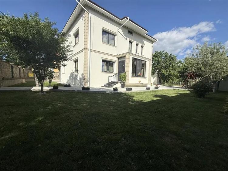 Casa de vanzare - 194 mp utili si 1000 mp teren - Burdujeni