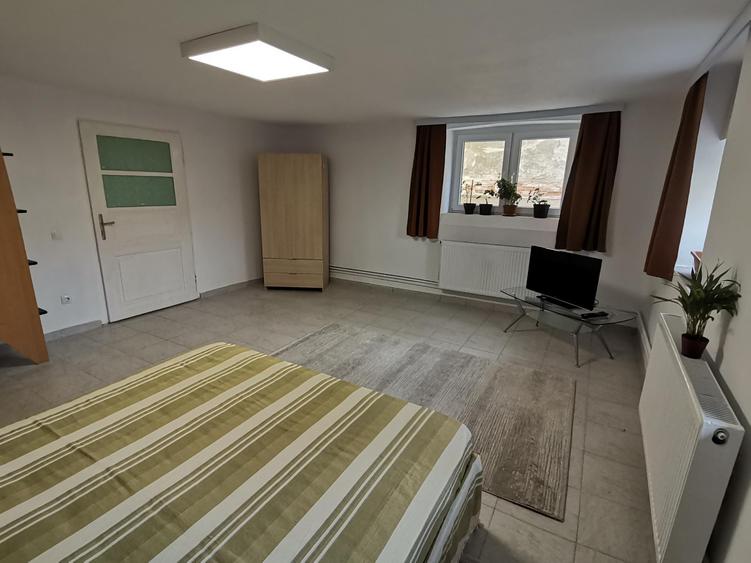 INCHIRIEZ apartament 2 camerea la casa ,renovat, zona Lazaret