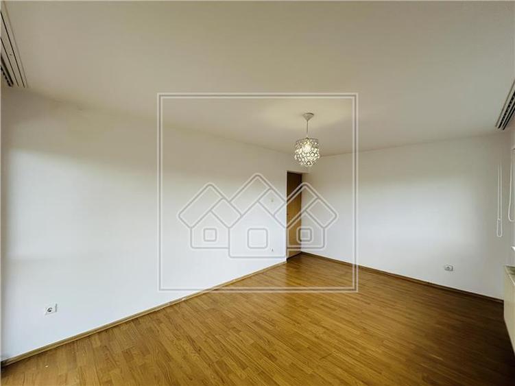 Apartament decomandat, etaj1/3, balcon - Zona Trei Stejari