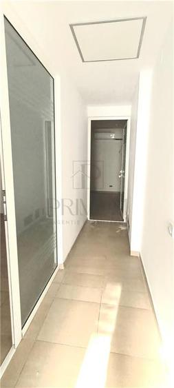 Spatiu comercial renovat cu 2 vitrine mari 11 ml, pe colt - Complexul Studentesc