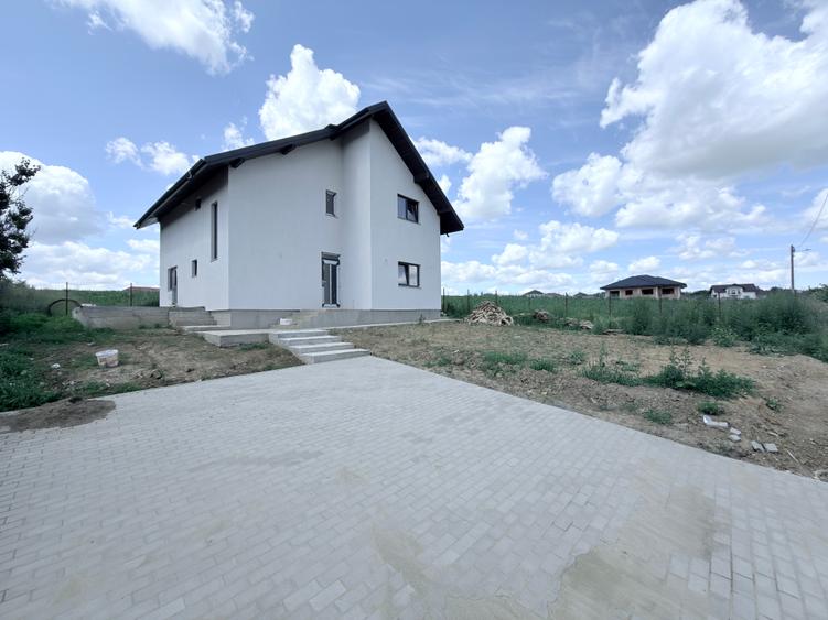 Casa noua cu etaj zona linistita in oras