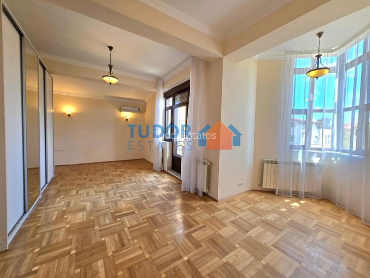 Elegant 10-Bedroom Mansion with Private Pool & Landscaped Garden - 12