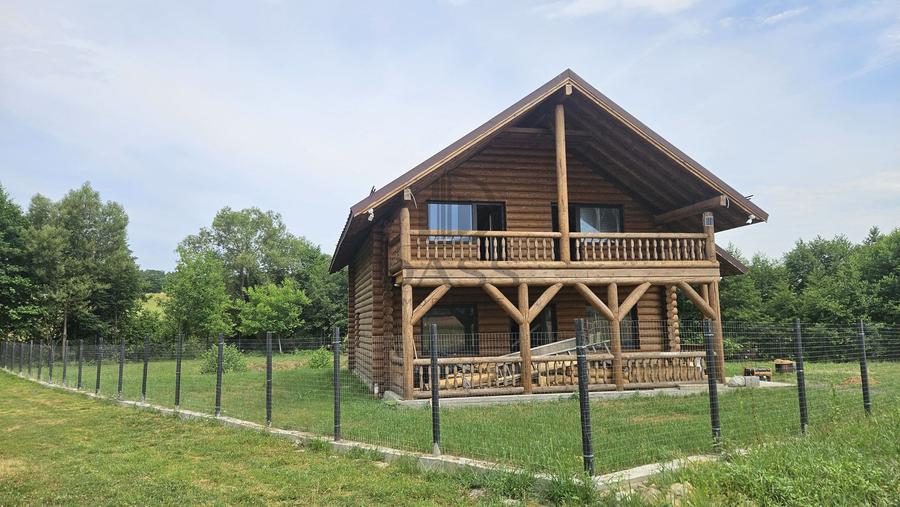 Chalet din busteni cu vedere panoramica spre Muntii Fagaras Tocile