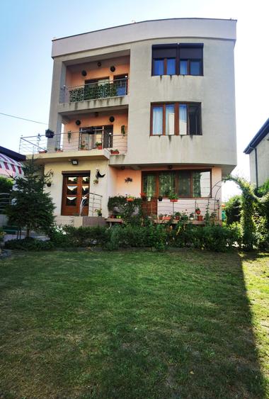 Navodari(Centru)- Casa D+P+2+T, construcție solidă, disponibila imediat