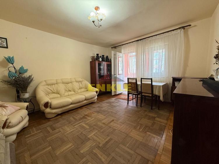 De vânzare apartament 4 camere decomandat, etaj 1 – zona Capat la 1
