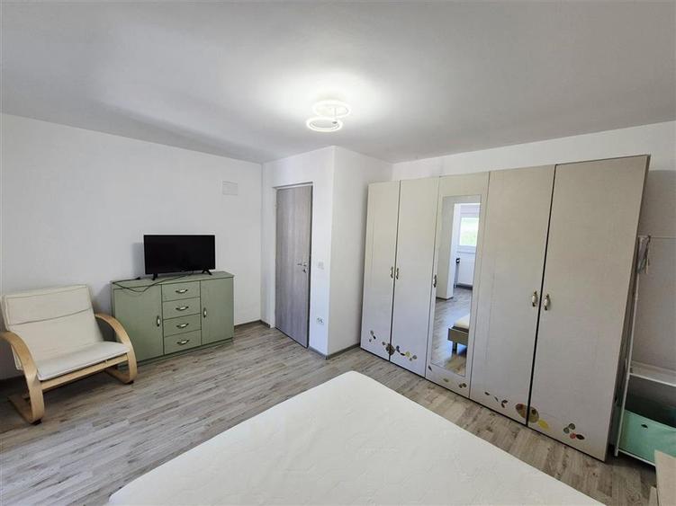 Apartament cu 3 camere utilat/mobilat cu parcare