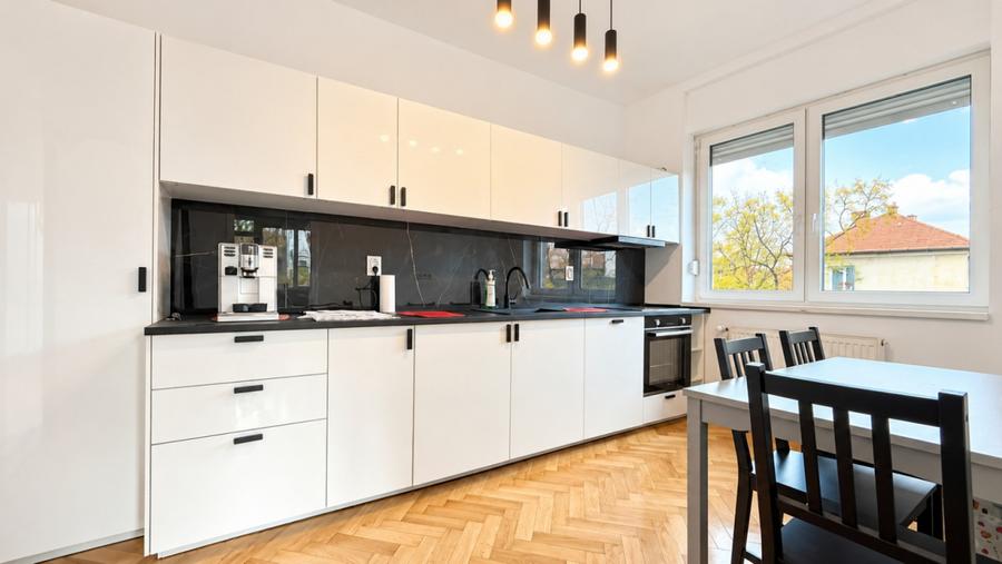 Liniște și intimitate în zona centrală–Apartament in vila, garaj+demisol