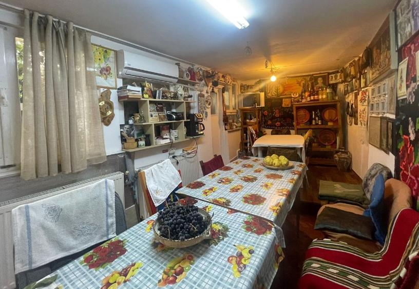 Casa de vanzare curte propie cu garaj si loc parcare in fata casei