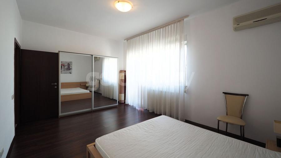 Apartament cu 3 camere mobilat, loc de parcare