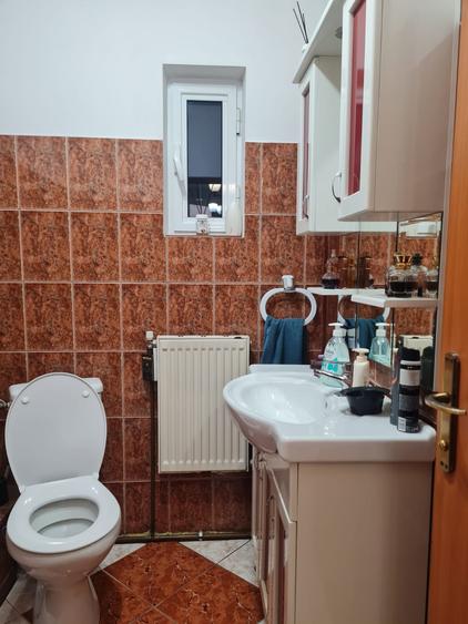 Casa, P+1+M, la 5 minute de Metrou Apărătorii Patriei.