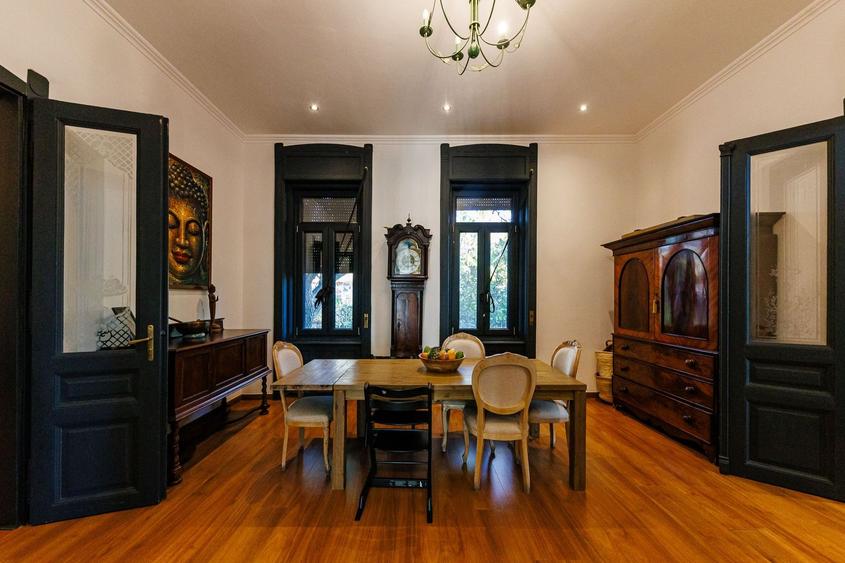 Casa cu Personalitate – Un Amestec Fascinant de Stil Istoric și Contemporan