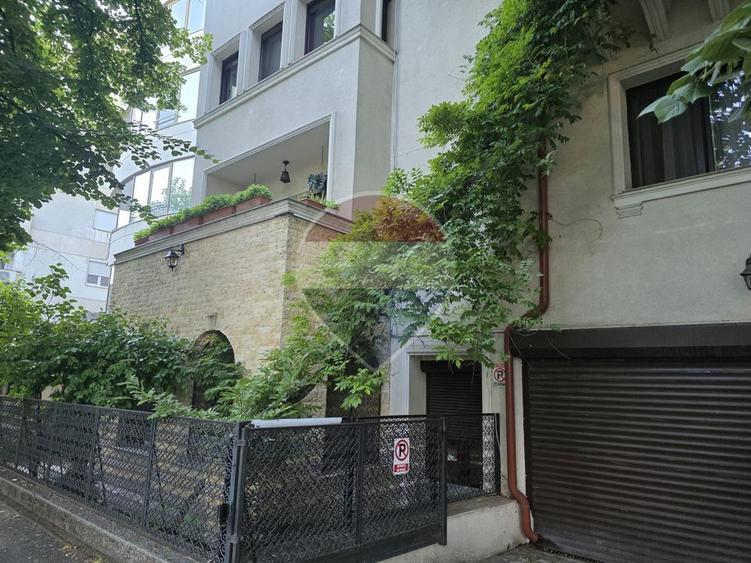Proprietate unică formată din doua apartamente vila B-dul Primaverii