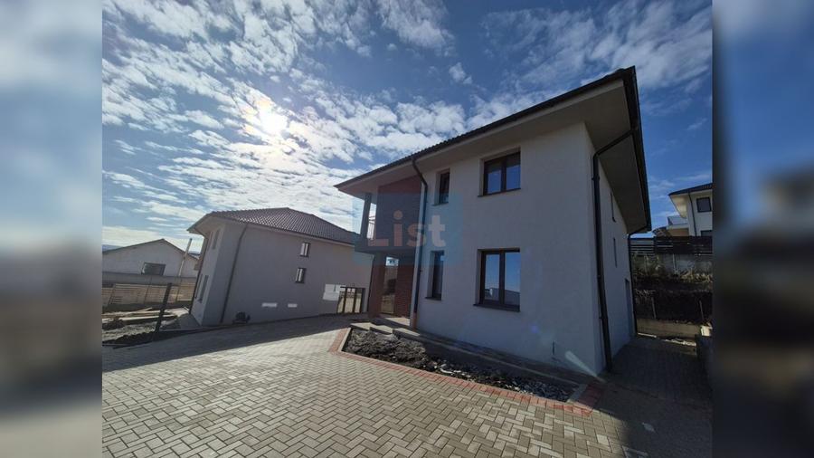 Casa superba, panouri fotovoltaice, standarde NZEB