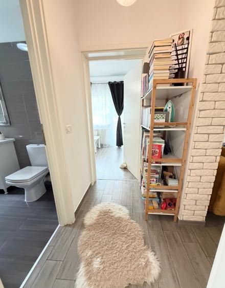 Vând apartament cu trei camere Aradului