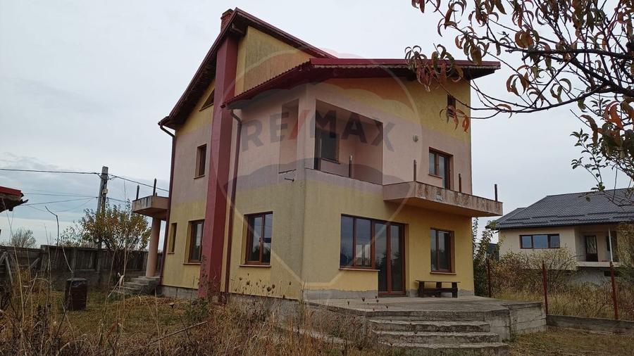 Vanzare Casă / Vilă 5 camere Saftica Primarie