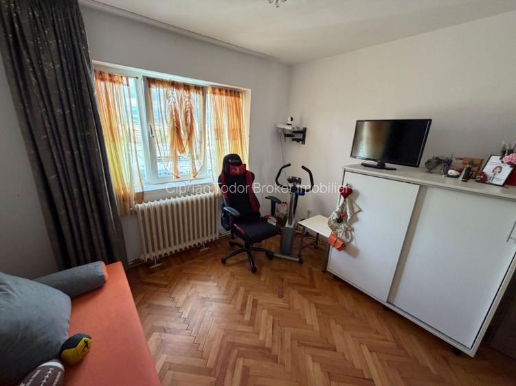Apartament 3 camere, decomandat  - zona Cetate - 11