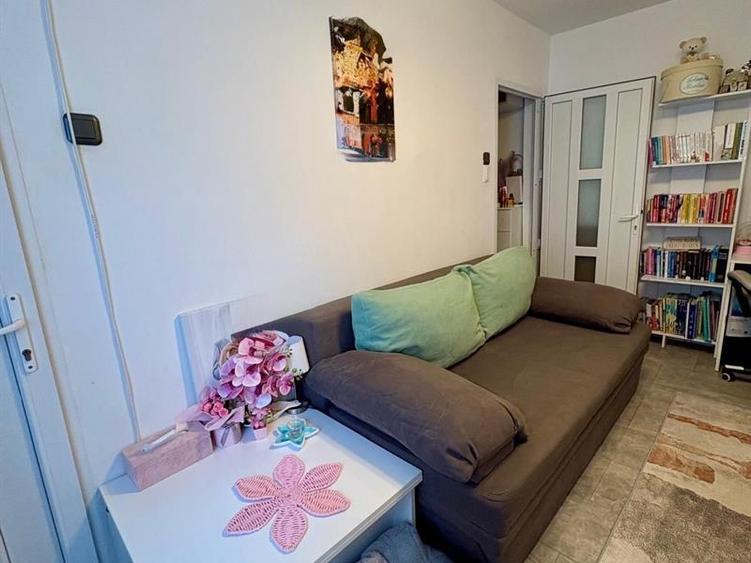 Apartament semidecomandat, Valea Roșie