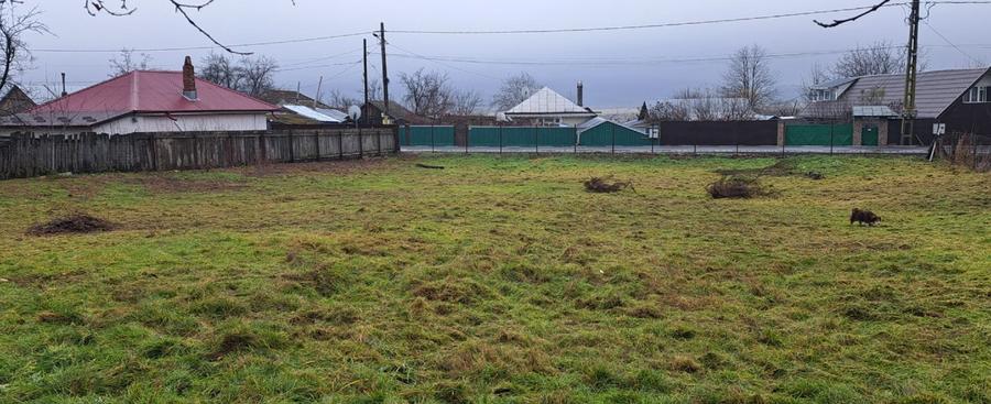 Teren intravilan cu casă bătrânească