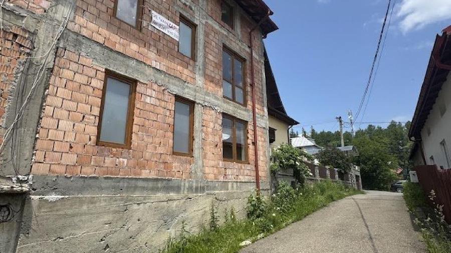 BUSTENI, VILA NEFINALIZATA 680 mp - Teren 400 MP - Strada Erou Stanica