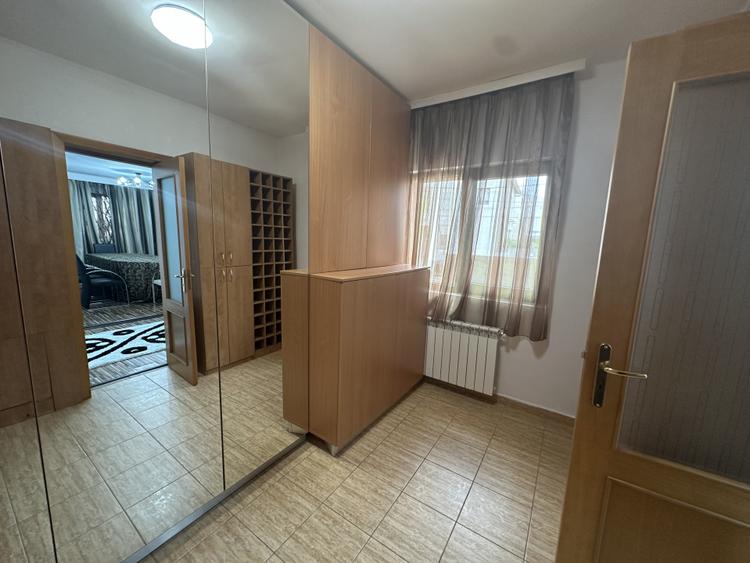 Vila individuală de vânzare cu 8 camere în zona 13 Septembrie