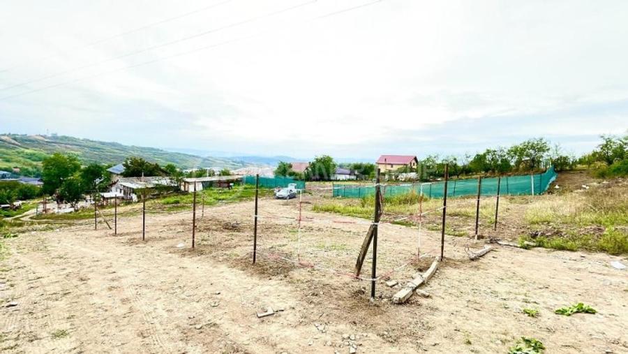Teren intravilan 800mp cu acces facil catre oras - Miroslava