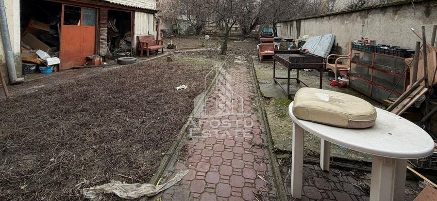 Casa individuala, cu 12 camere,5 bai, acces auto, teren 642, Girocului