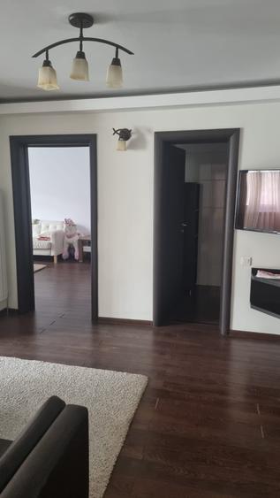 Apartament 3 camere de vânzare - zonă centrală, mobilat și utilat.