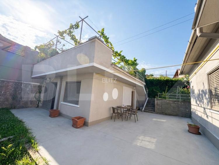 Casă spațioasă cu 6 camere, teren 700 mp, garaj și terasă - 2