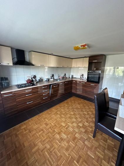 Două apartamente la casă, teren 250 mp, grădină, garaj, parcare proprie