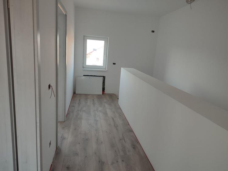 Sacalaz, 1/2 Duplex pe Etaj, 4 Camere,2 Bai,Terasa Acoperita
