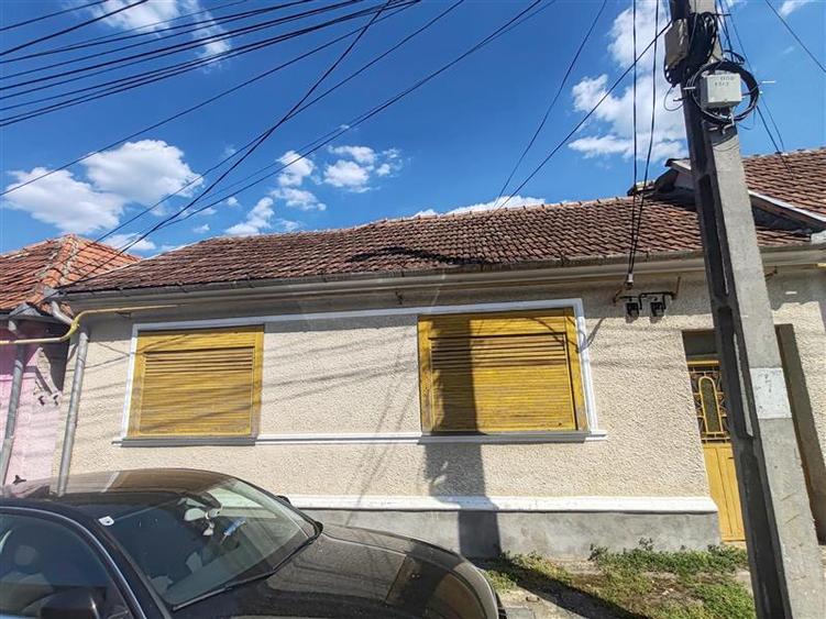 Bocsa Montana, Casa cu pridvor generos, ideala pentru familie extinsa.