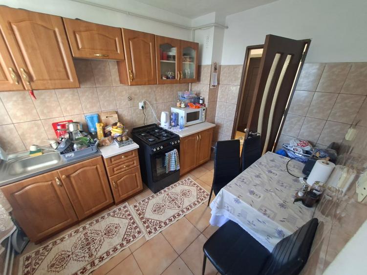 Apartament cu 2 camere, decomandat, etajul 3/4, zona Baza 3