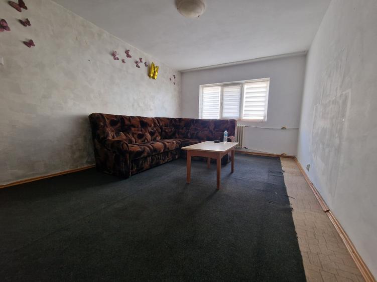 Navodari( Sud, Str Rândunelelor)- 2 camere decomandate, etaj 3/4, liber