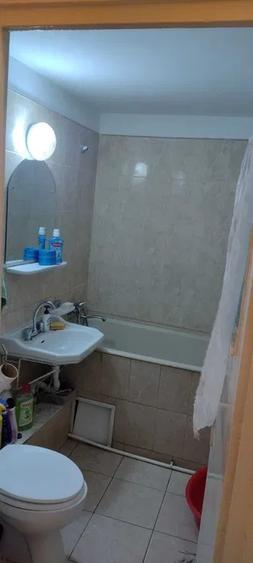 Apartament cu 3 camere decomandat, etaj 3/4, zona Cug