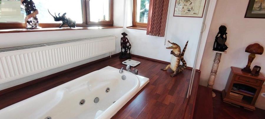 Apartament rustic, deosebit de 98 mp,  cu gradina, in Andrei Muresanu