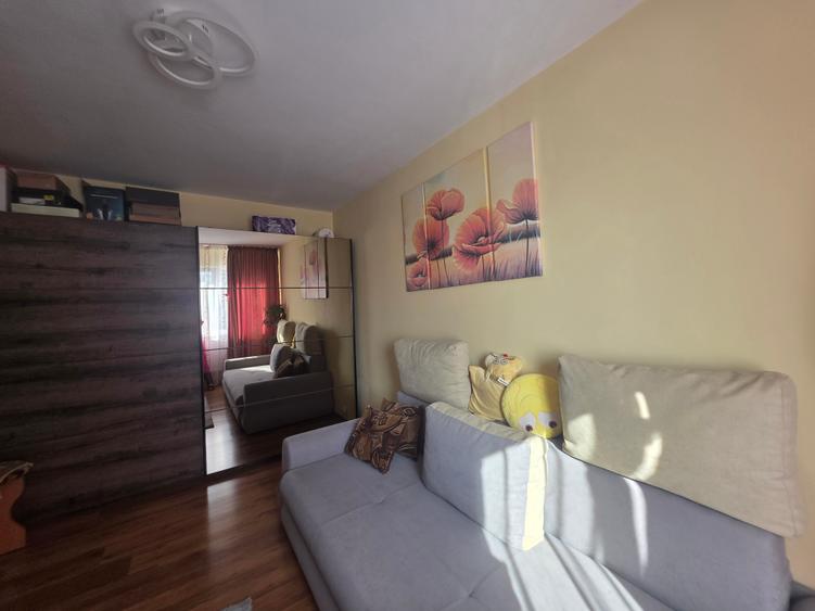 Vand 2 camere zona Astra cu vedere spre Tampa si aer conditionat