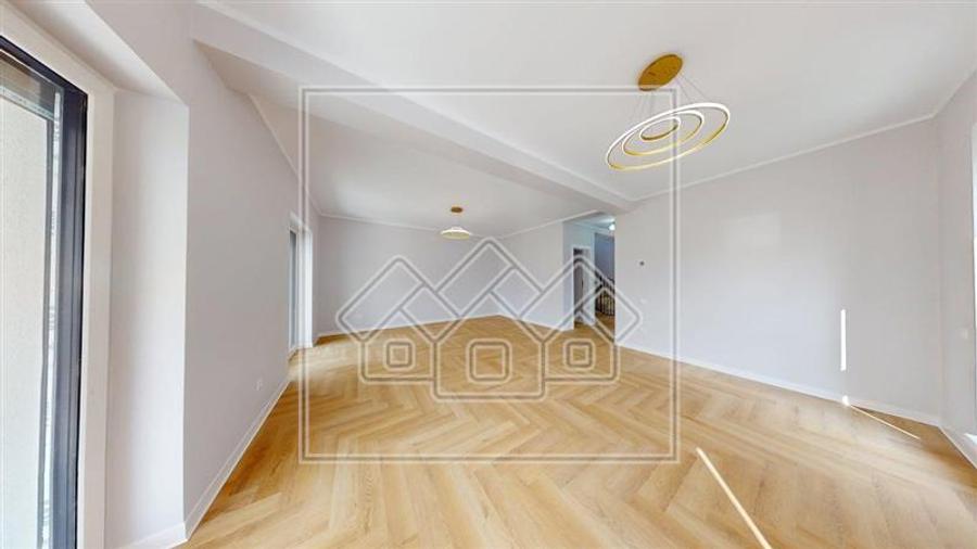 Casa individula de vanzare, teren mare, 4 camere, la cheie, zona buna