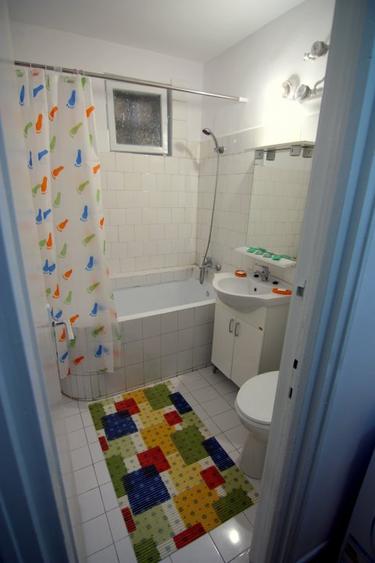 Apartament 2 camere, loc parcare curte imobil, 500 metri de Medicina