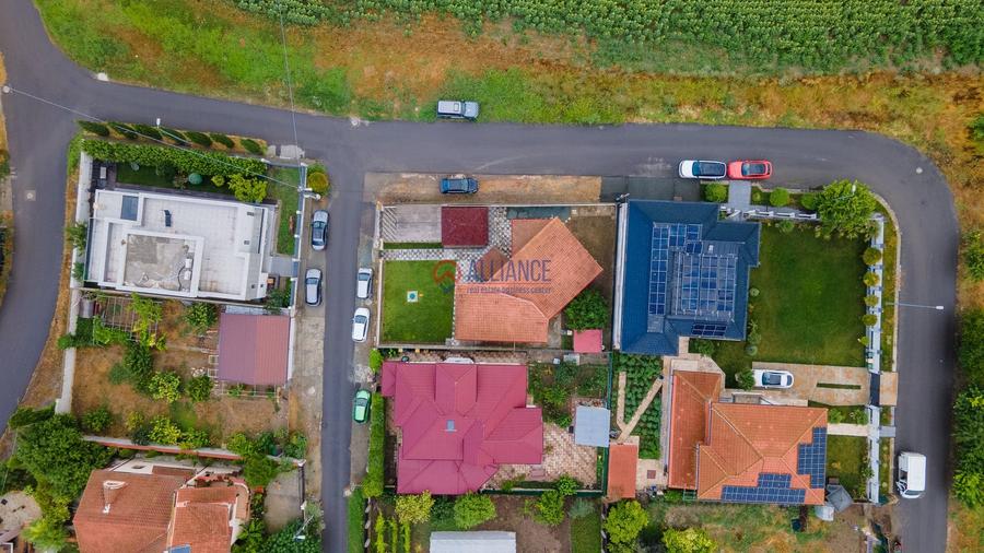 PALAZU MARE - Vilă 5 camere, teren pe colț cu priveliște la lac, curte