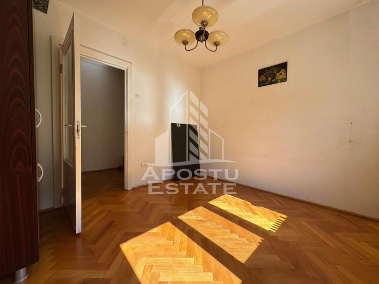 Apartament cu 3 camere, decomantat, etajul 2 , zona Spitalul Judetean