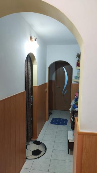 Apartament trei camere renovat, zona Școala 1/8 Sud