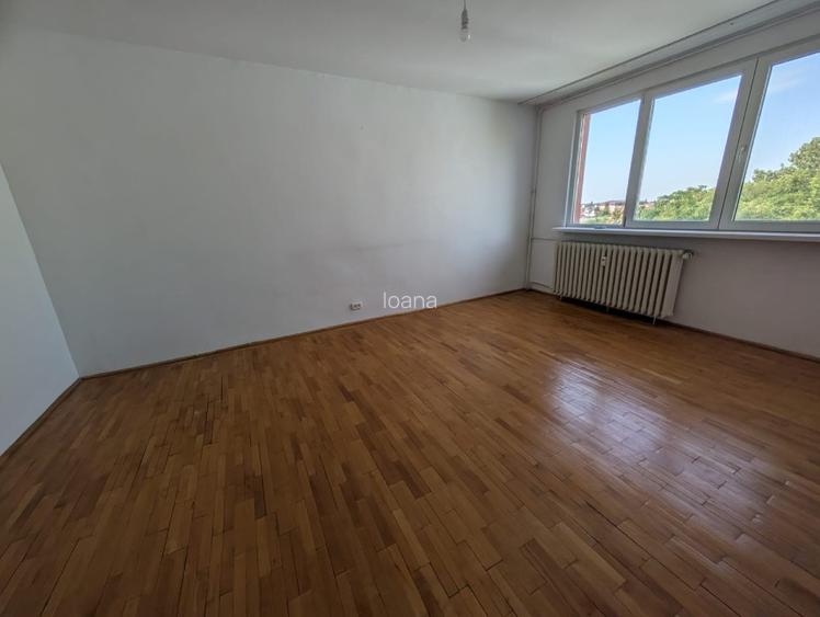 Vand apartament cu 4 camere