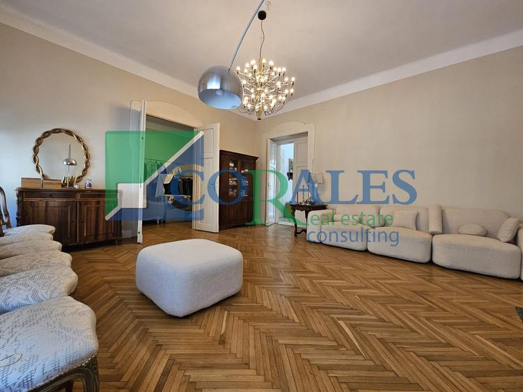Piata Unirii! Cladire renovata!. Vedere pe pietonala! Lift!