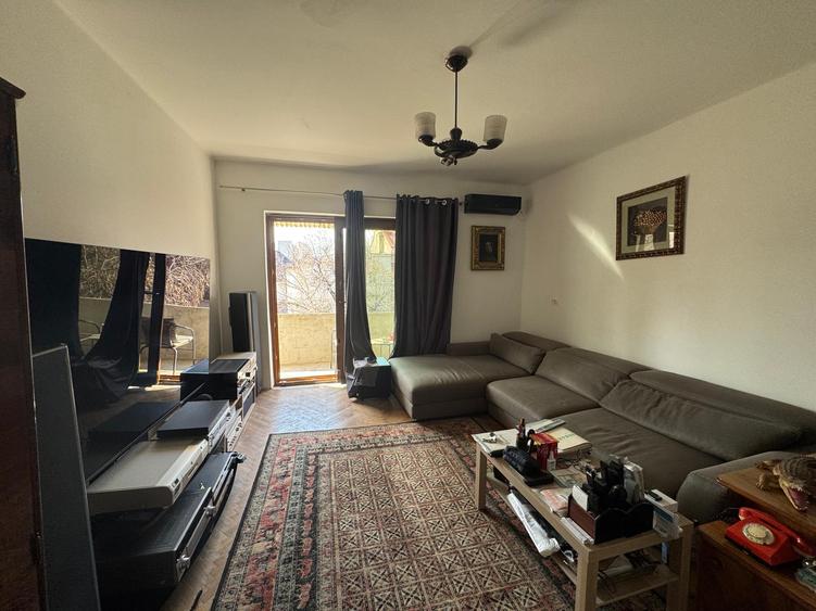 Vanzare apartament patru camere vila D+P+1+pod curte Cotroceni metrou Eroilor