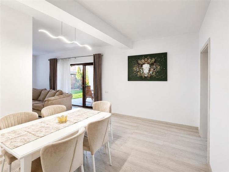 Casa moderna 4 camere 2 bai curte si parcare zona Triajului
