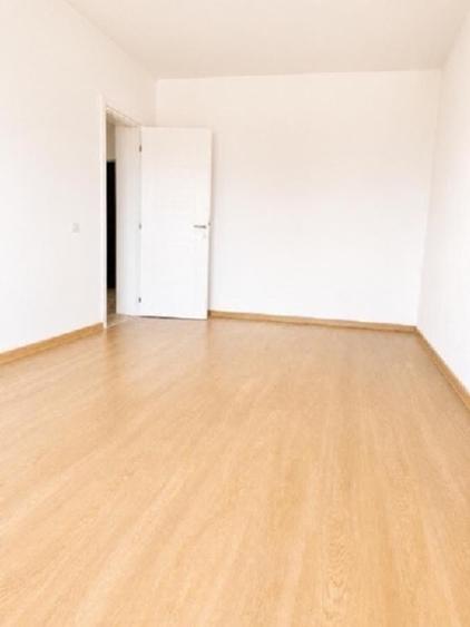 Proprietar vând apartament SubCetate Sânpetru cu 3 camere și 2 băi