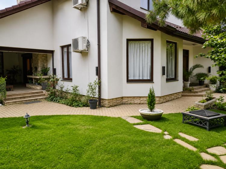 Vila spatioasa de vanzare 7 camere cu gradina amenajata si terasa spectaculoasa