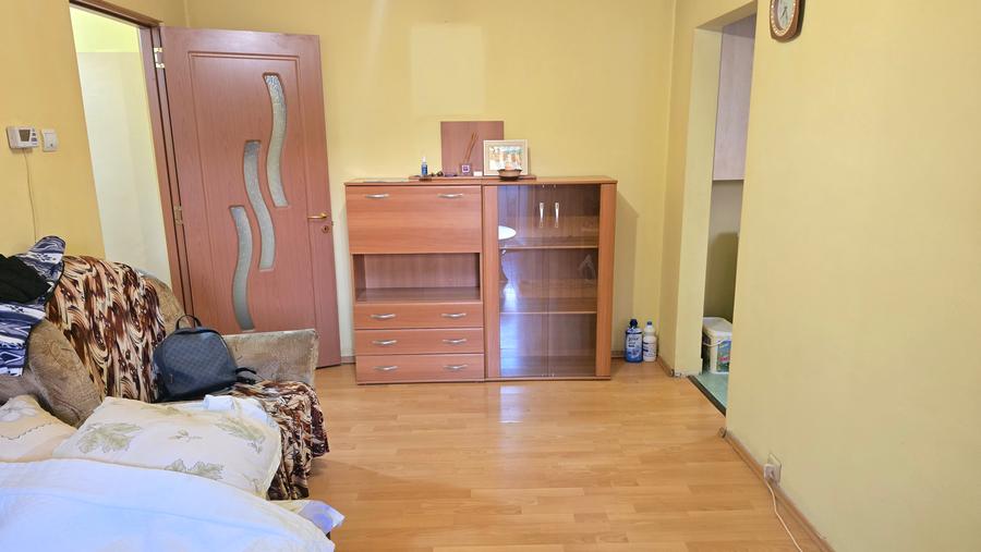 Vand apartament 3 camere semidecomandat in Deva, zona Micro 15, etaj 1, izolat