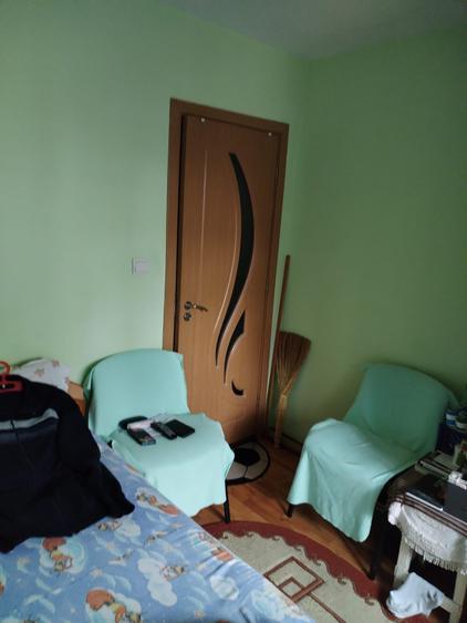 Apartament 3 camere , decomandat, zona Sud (Scoala 1-8), etajul 1/4.