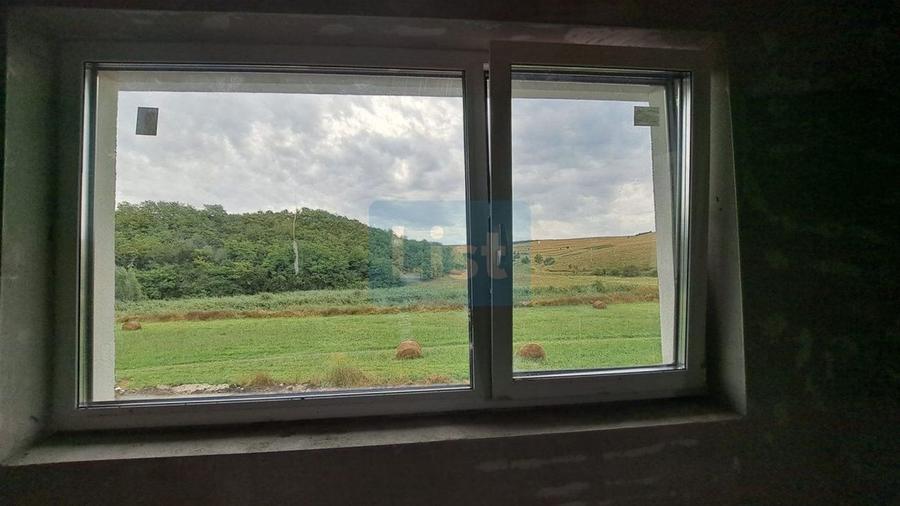 Casa superba cu garaj, aproape de padure
